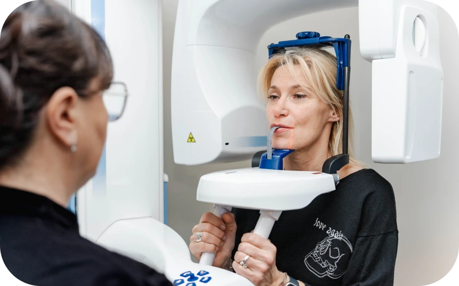 Patiente installée dans un appareil de radiographie panoramique 3D